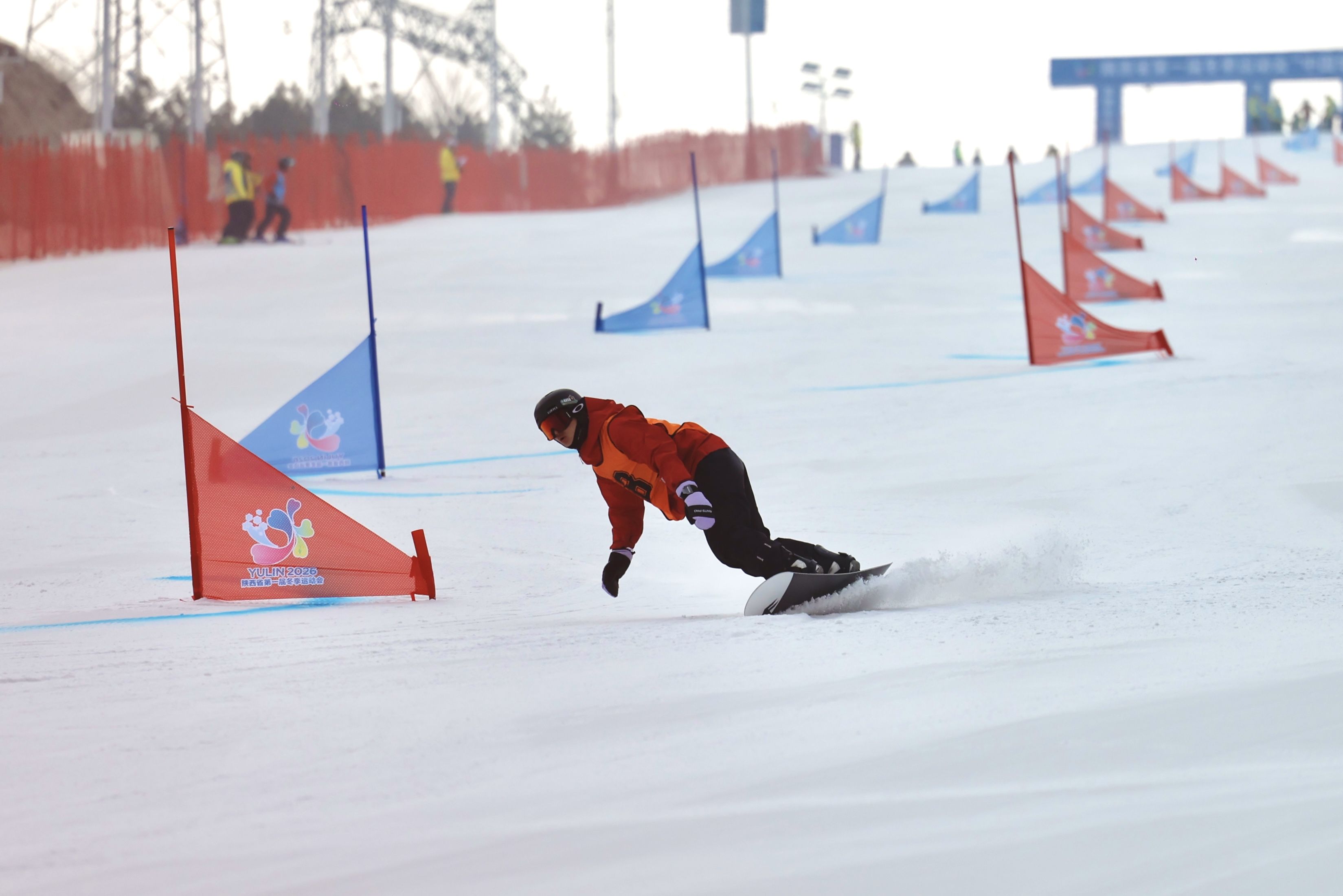 省一冬会“中国华能杯”群众组单板滑雪平行大回转(大学生组)决出冠亚季军
